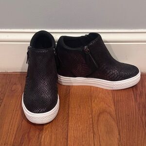 Black Snakeskin Texture Wedge Sneakers